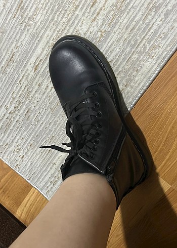 Siyah Deri Punk Tarzı Kadın Bot - Görsel 6