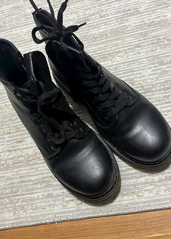 Siyah Deri Punk Tarzı Kadın Bot - Görsel 4