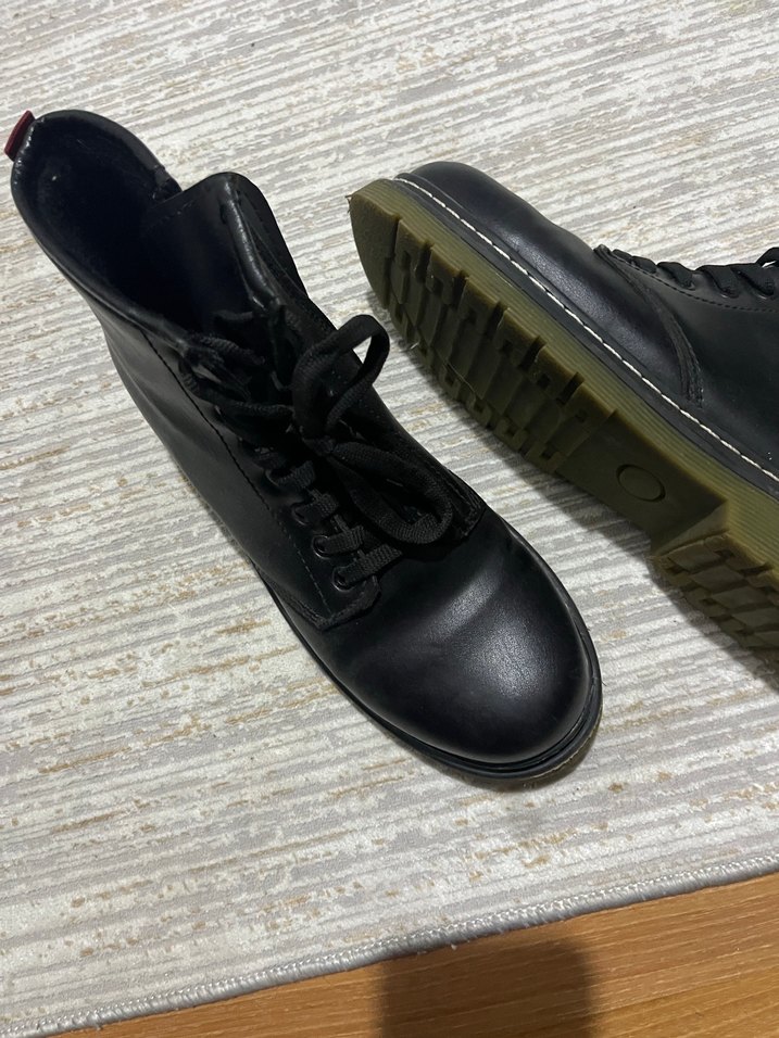 Siyah Deri Punk Tarzı Kadın Bot - Görsel 2