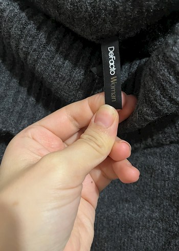 Gri Yünlü Kadın Omzu Düşük Kazak - Görsel 3