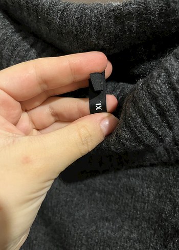 Gri Yünlü Kadın Omzu Düşük Kazak - Görsel 4