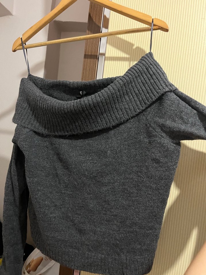 Gri Yünlü Kadın Omzu Düşük Kazak - Görsel 2