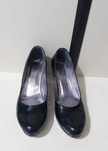 Siyah Parlak Rugan Stiletto Topuklu Kadın Ayakkabı