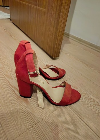 Kırmızı Süet Tokalı Topuklu Kadın Ayakkabı