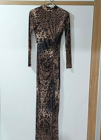 Leopar yırtmaçlı Elbise