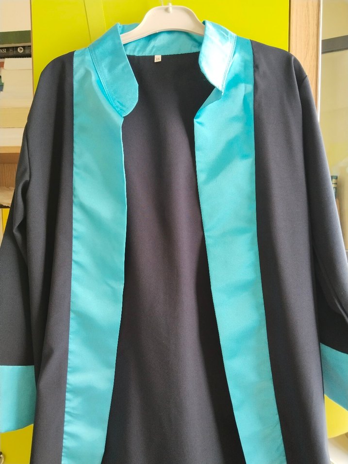 Mezuniyet cübbesi kepiyle beraber - Görsel 3