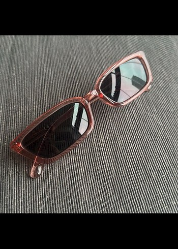 Pembe Gözlük - Görsel 2