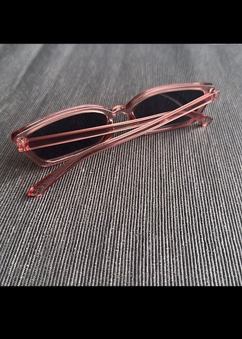Pembe Gözlük - Görsel 3