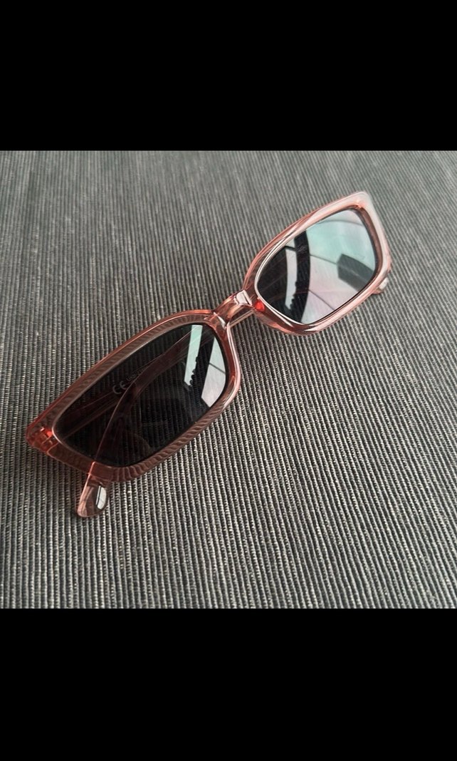Pembe Gözlük - Görsel 2