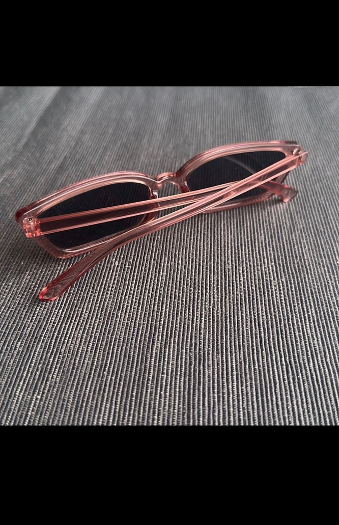 Pembe Gözlük - Görsel 3