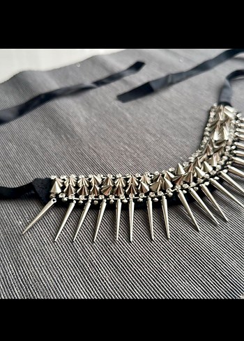 Siyah Nakışlı Seyyar Yaka Kolye - Görsel 3