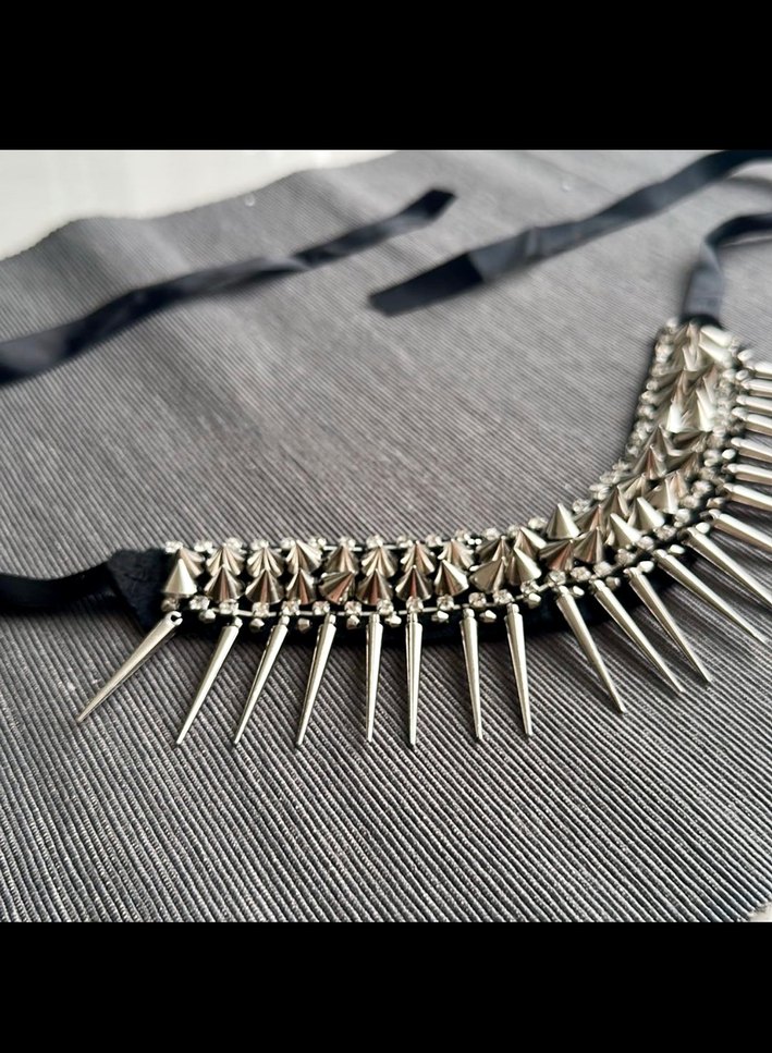 Siyah Nakışlı Seyyar Yaka Kolye - Görsel 3