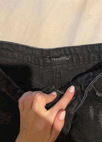 Trendyol & Milla Siyah Salaş Kesim Mini Denim Şort