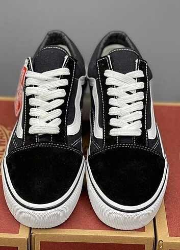 Vans Vans Old Skool ayakkabılarımız satıştadir.