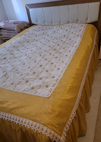 İşlemeli Beyaz Parlak Yatak Örtüsü - Görsel 3