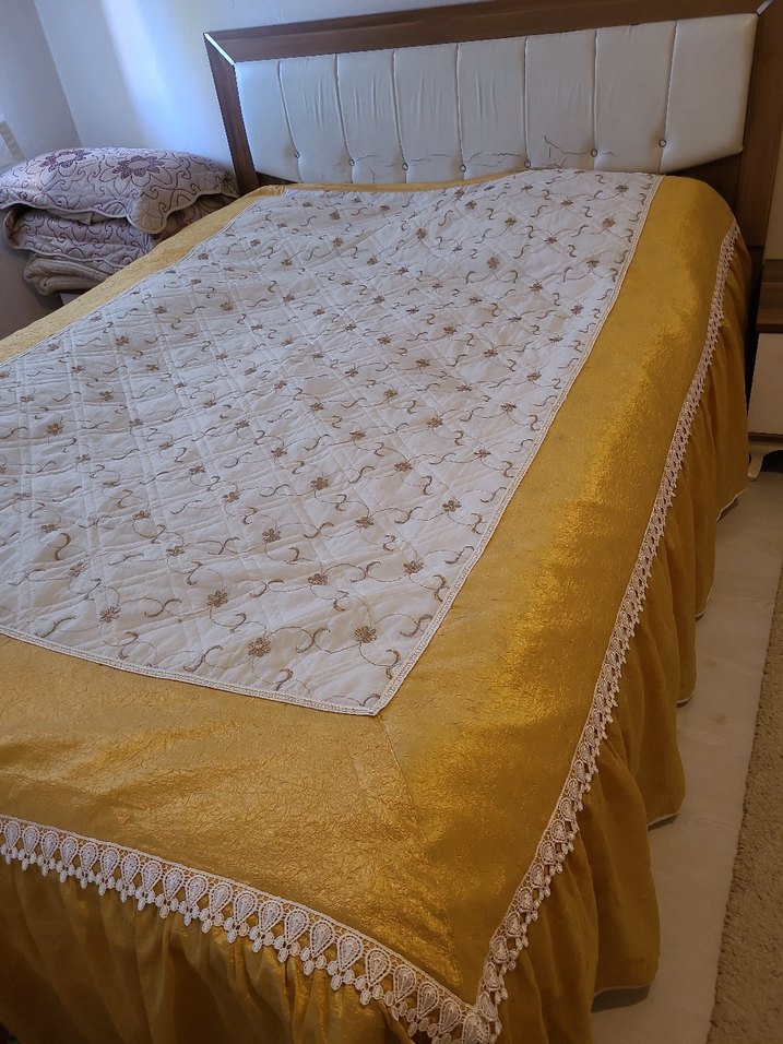 İşlemeli Beyaz Parlak Yatak Örtüsü - Görsel 3