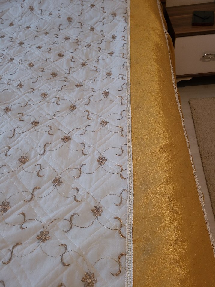 İşlemeli Beyaz Parlak Yatak Örtüsü - Görsel 4