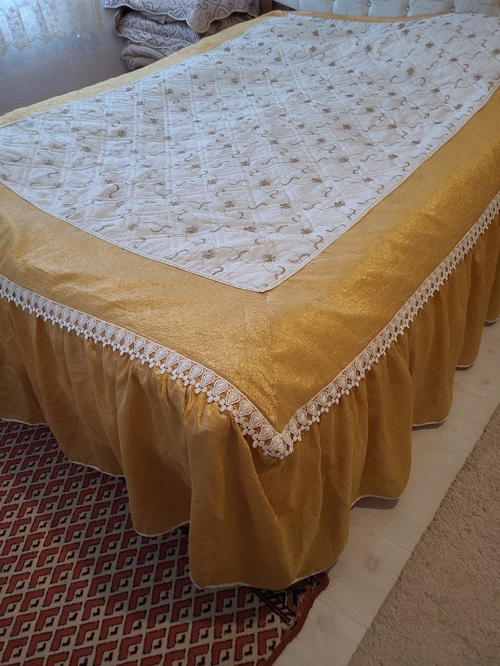 İşlemeli Beyaz Parlak Yatak Örtüsü - Görsel 2