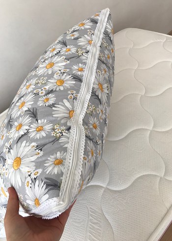 Gri Papatya Desenli Yatak Örtüsü süpriz yastık - Görsel 8