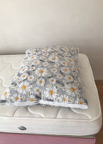 Gri Papatya Desenli Yatak Örtüsü süpriz yastık - Görsel 4