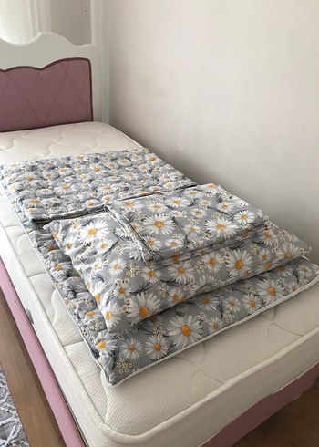 Gri Papatya Desenli Yatak Örtüsü süpriz yastık - Görsel 5