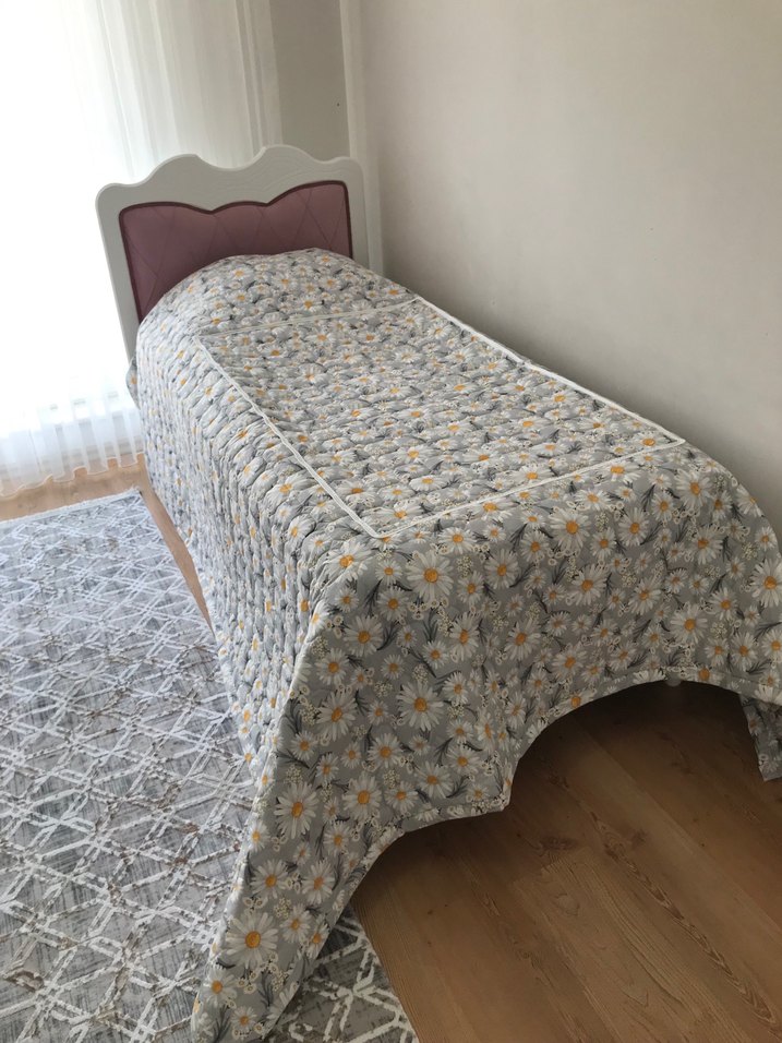 Gri Papatya Desenli Yatak Örtüsü süpriz yastık - Görsel 3