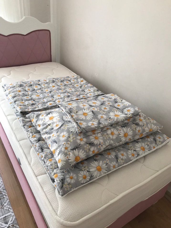 Gri Papatya Desenli Yatak Örtüsü süpriz yastık - Görsel 5