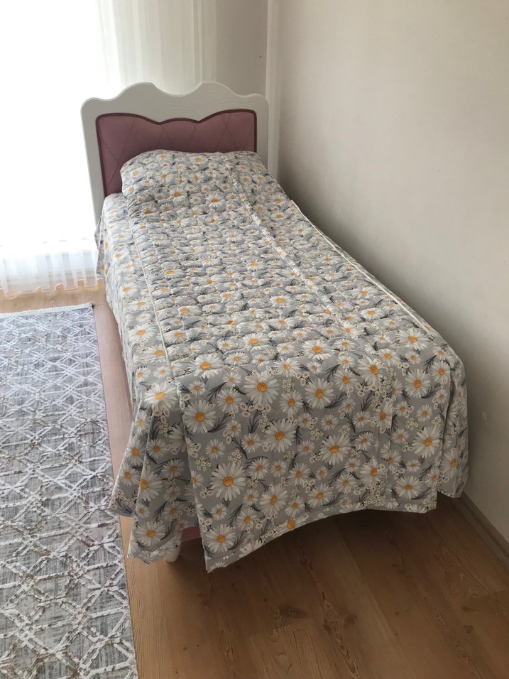 Gri Papatya Desenli Yatak Örtüsü süpriz yastık - Görsel 2