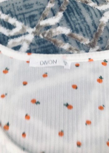 Düğmeli Beyaz Baskılı  Tişört - Görsel 4