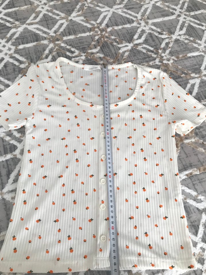 Düğmeli Beyaz Baskılı  Tişört - Görsel 2