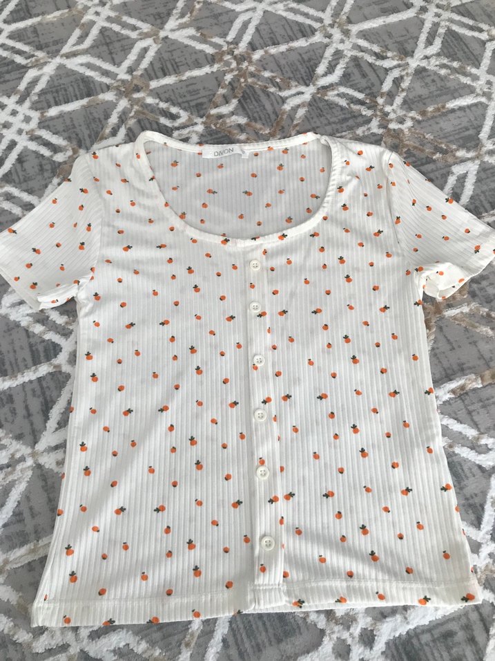 Düğmeli Beyaz Baskılı  Tişört - Görsel 3