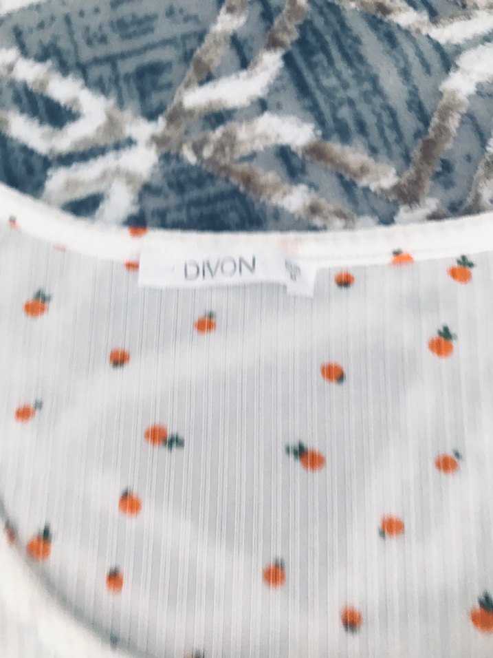 Düğmeli Beyaz Baskılı  Tişört - Görsel 4