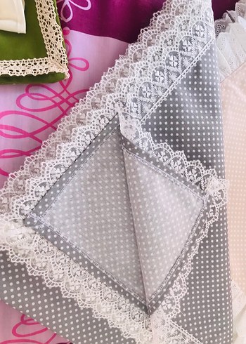 Nakışlı Gri ve Pembe Masa Örtüsü - Görsel 2