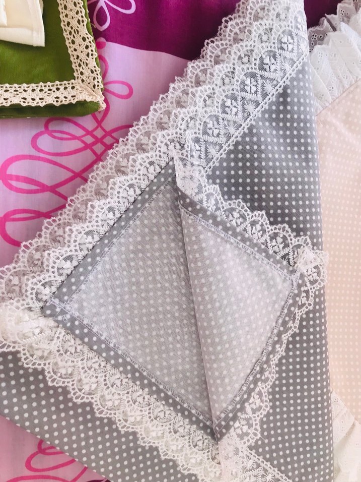 Nakışlı Gri ve Pembe Masa Örtüsü - Görsel 2