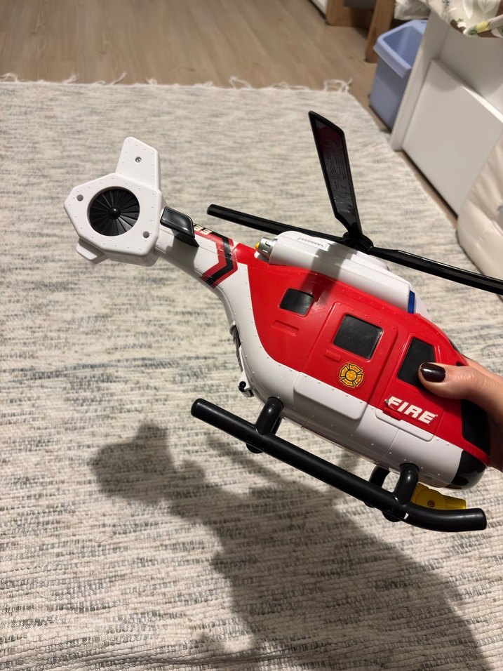 Kırmızı Oyuncak Helikopter - Görsel 2