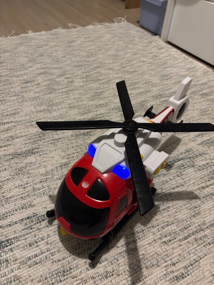 Kırmızı Oyuncak Helikopter - Görsel 5