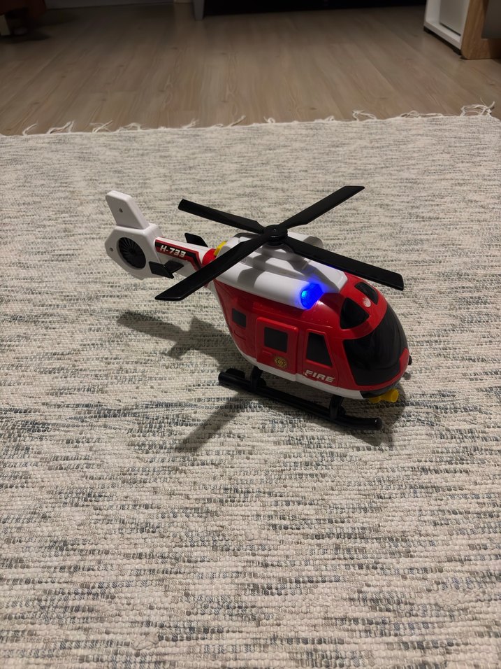 Kırmızı Oyuncak Helikopter - Görsel 4