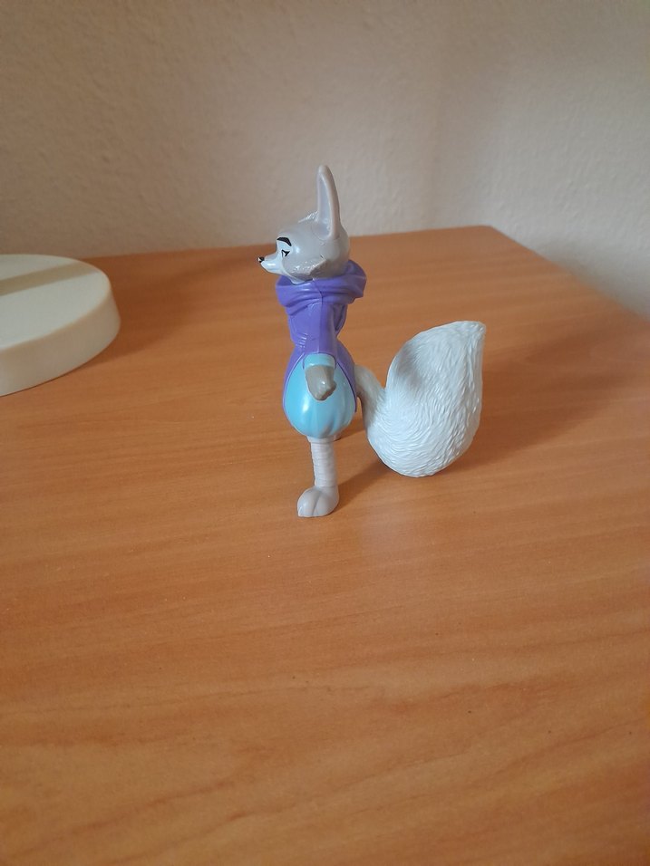 Mor kıyafetli gri aksiyon figürü - Görsel 2