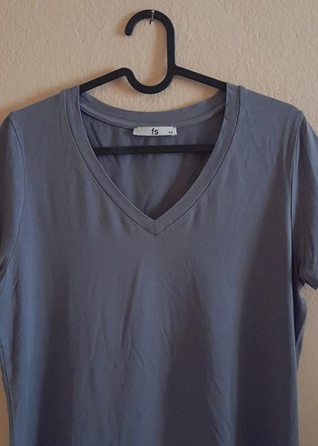 Gri V Yaka  Kadın Tişört - Görsel 5