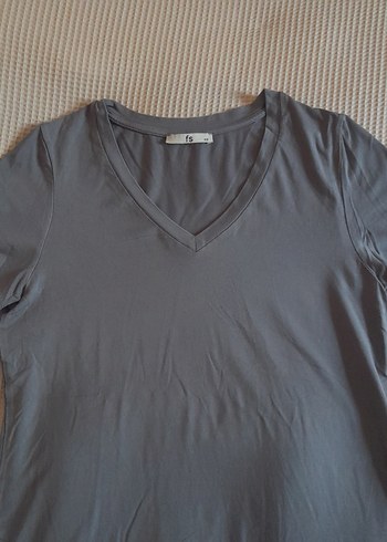 Gri V Yaka  Kadın Tişört - Görsel 2