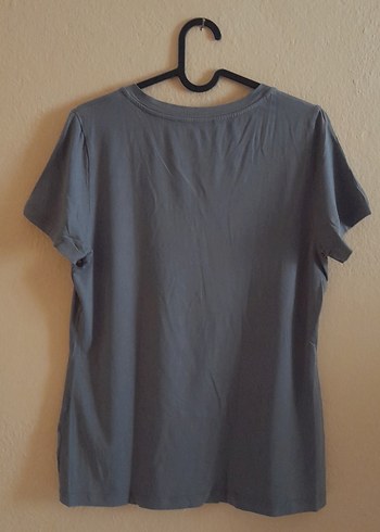 Gri V Yaka  Kadın Tişört - Görsel 4