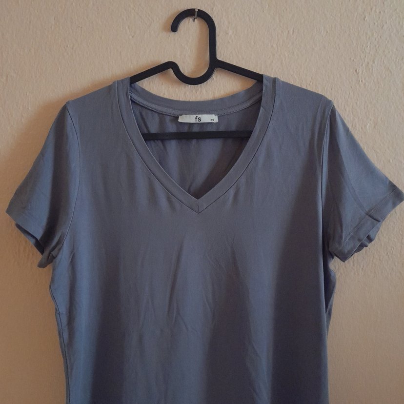 Gri V Yaka  Kadın Tişört - Görsel 5