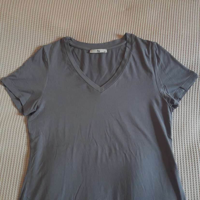 Gri V Yaka  Kadın Tişört - Görsel 2