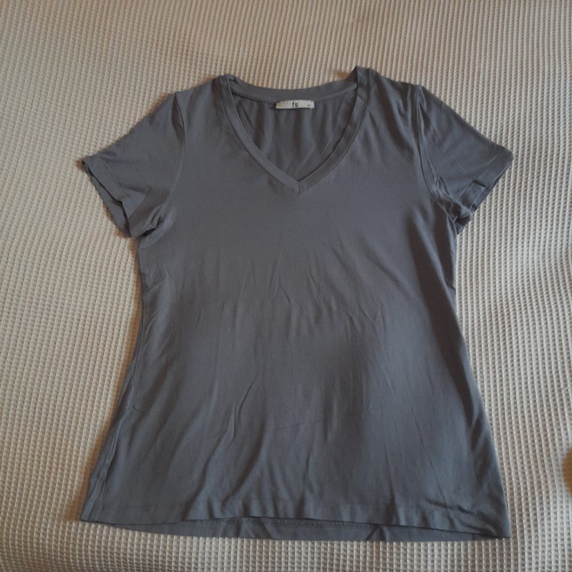 Gri V Yaka  Kadın Tişört - Görsel 3