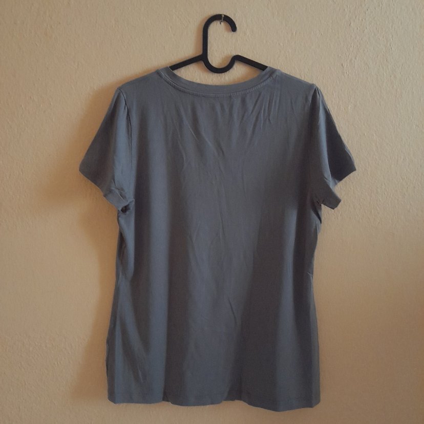 Gri V Yaka  Kadın Tişört - Görsel 4