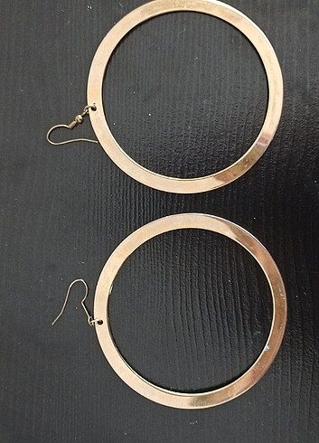 Altın renkli büyük halkali küpe - Görsel 2