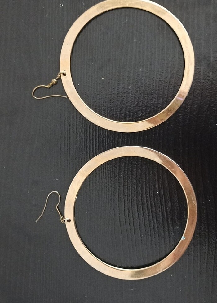 Altın renkli büyük halkali küpe - Görsel 2