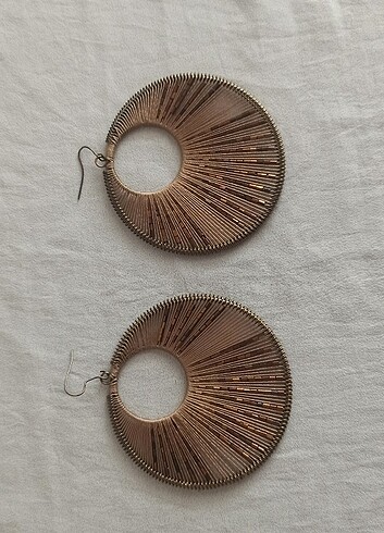 İpe taşlarla süslenmiş halka küpe  - Görsel 2