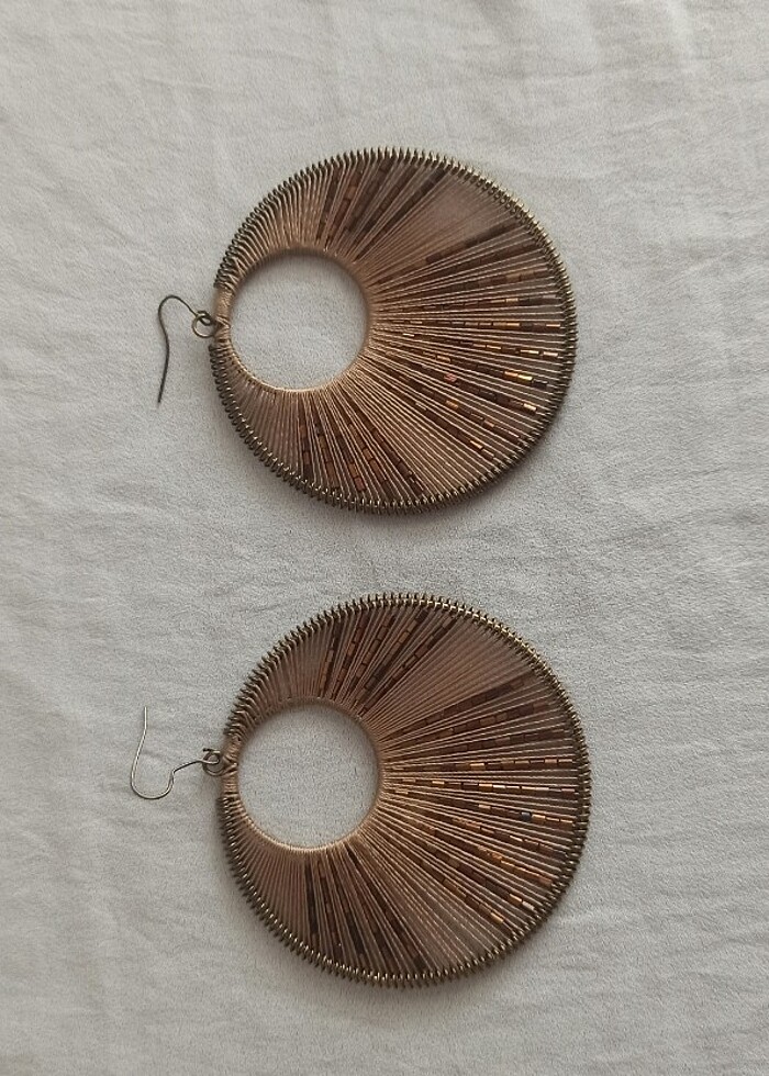 İpe taşlarla süslenmiş halka küpe  - Görsel 2