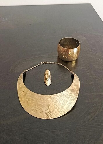 Gold rengi desenli gerdanlık, kalın bilezik ve yüzük seti